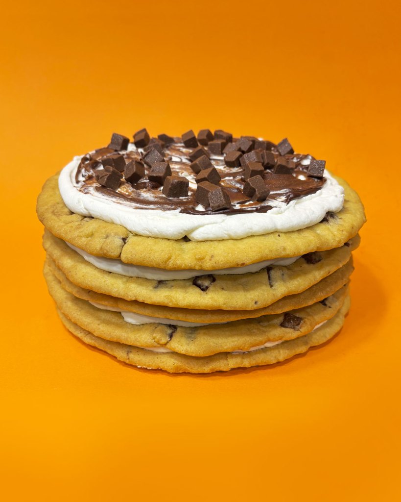 torta fatta di cookies classico con crema bianca al mascarpone e NUTELLA®