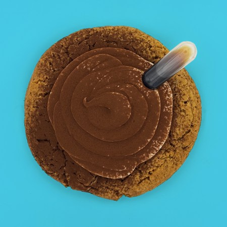 cookiesù cookie ispirato al tiramisù. biscotto al caffè e cioccolato fondente con crema al mascarpone e cacao