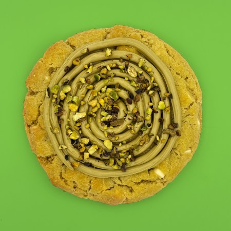 cookies al pistacchio con cioccolato bianco, crema spalmabile al pistacchio con granella di pistacchio