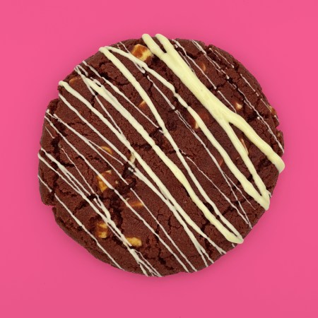 cookie red velvet impasto leggermente al cacao con cioccolato bianco ripieno di crema al formaggio