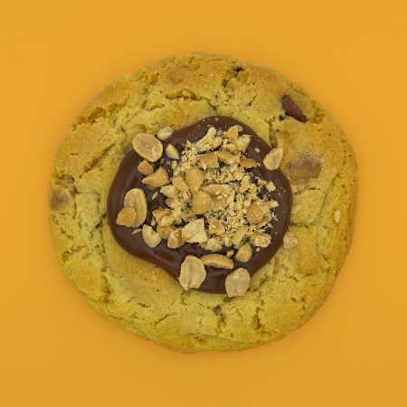 cookie caramello mou salato con chunks di cioccolato al latte e bianco ed arachidi salate e tostate