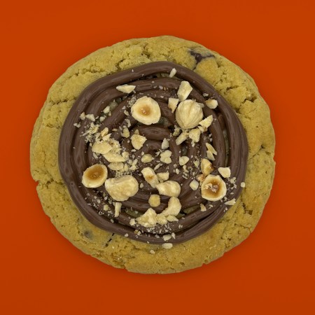 cookies classico al cioccolato al latte e fondente sormontato da nutella e granella di nocciole