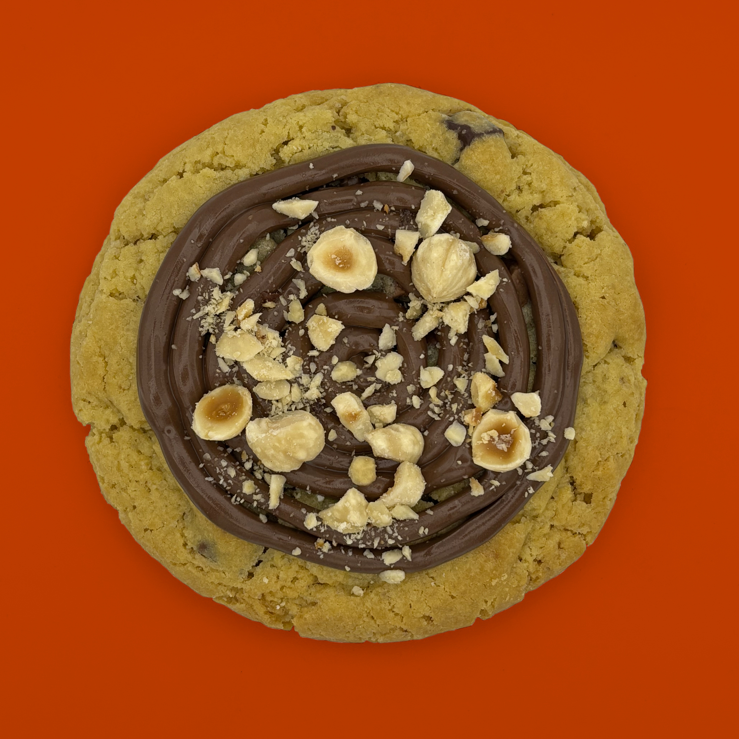 cookies classico al cioccolato al latte e fondente sormontato da nutella e granella di nocciole