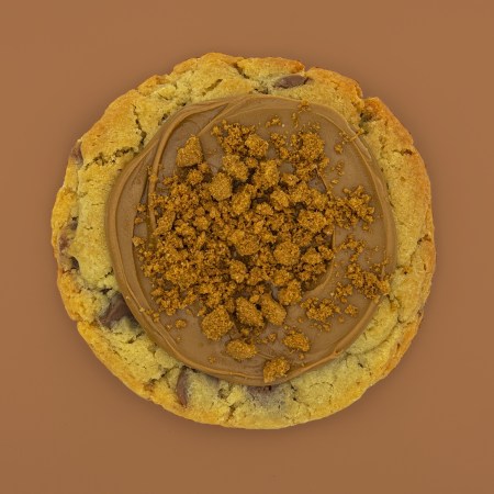 un morbido e croccante cookies alla cannella e cioccolato al latte guarnito dall'originale crema LOTUS® e biscotto sbriciolato