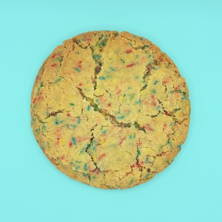 funfetti cookie, con tantissimi sprinkle di zucchero colorati con un ripieno di cioccolato bianco