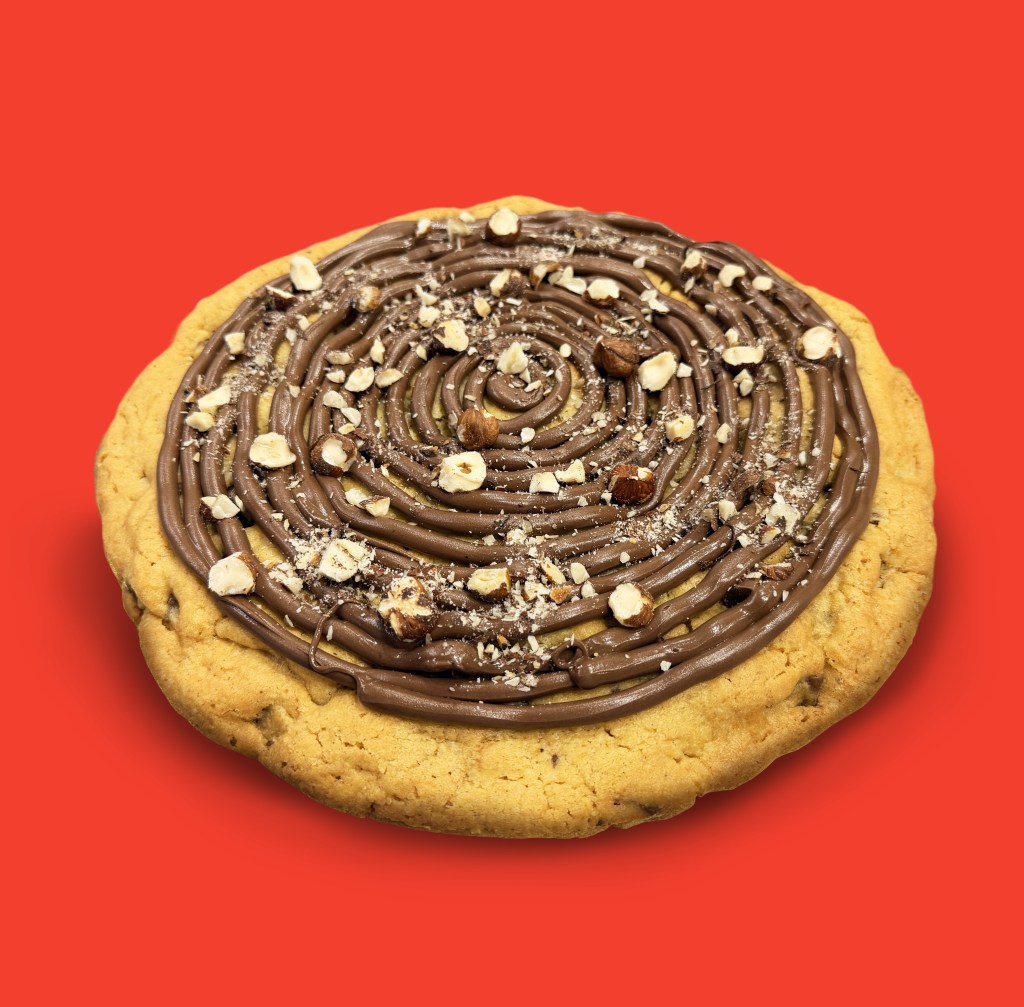 Cookielloso gigante come torta, farcito con Nutella&reg; e granella di nocciole