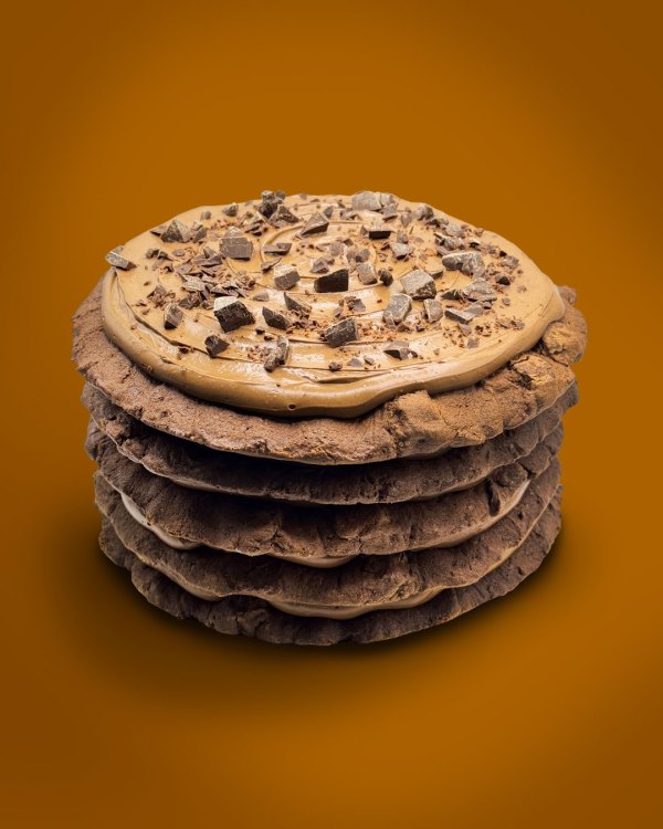 Extra Dark chewie cake con strati di cookie extra dark, namelaka al cioccolato fondente e crispy di wafer al cioccolato fondente