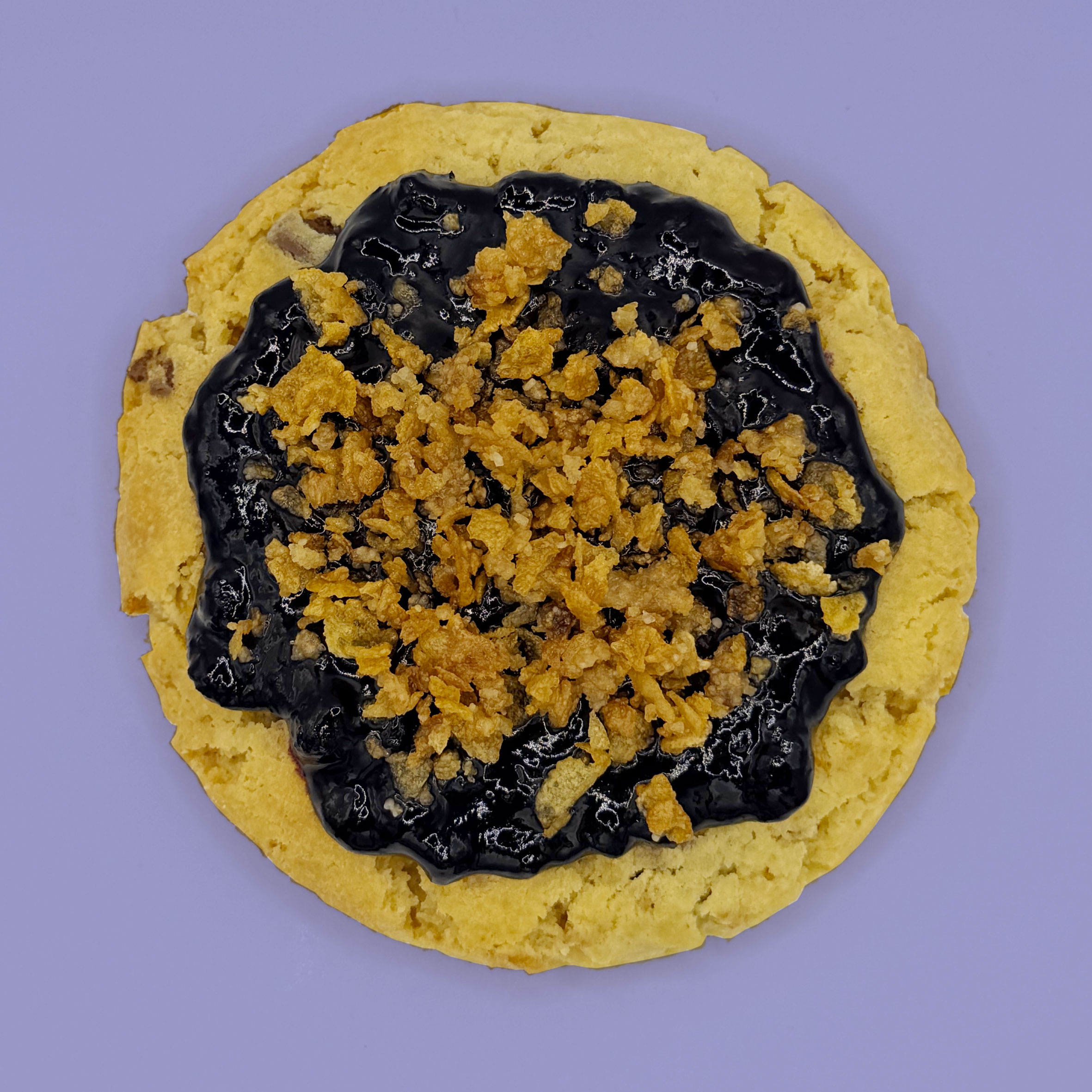 cookie con cioccolato al latte, corn flakes e mirtilli rossi ripieno di burro d'arachidi