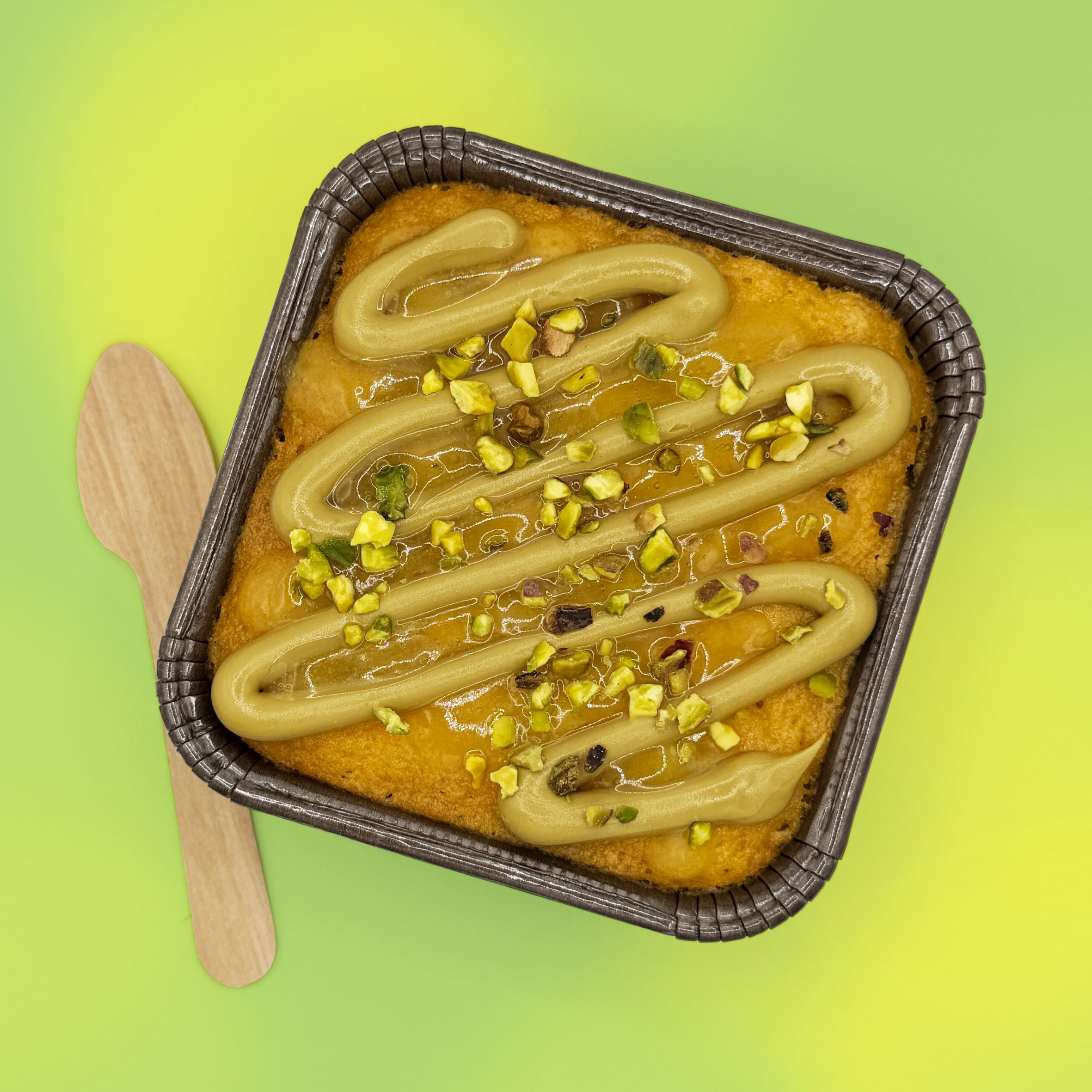 una profumatissima e soffice torta al limone abbinata alla crema al pistacchio con fresco gel di limone e granella di pistacchio