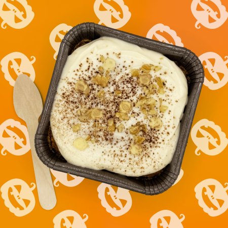 pumpkin cake torta alla zucca, cannella e noce moscata con noci e frosting allo sciroppo d'acero